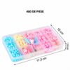 Set DIY de bijuterii cu unicorn, cutia organizatoare transparentă cu 12 compartimente pline cu mărgele albastre, galbene și roz, cu dimensiunile marcate.