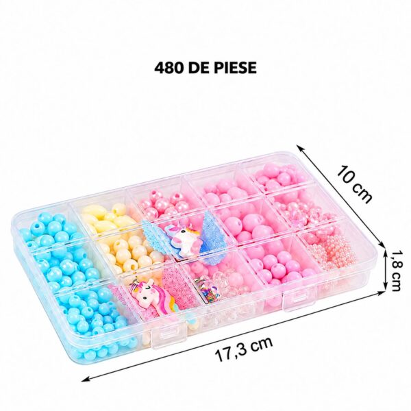 Set DIY de bijuterii cu unicorn, cutia organizatoare transparentă cu 12 compartimente pline cu mărgele albastre, galbene și roz, cu dimensiunile marcate.