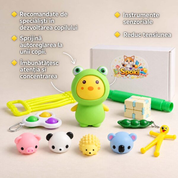 Set senzorial Primăvara, cele 11 jucării așezate lângă cutie: personajul squishy în costum de broscuță, pop it, tuburi elastice, cub din lemn și mini figurine.
