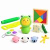 Set senzorial Primăvara, cele 11 jucării pe fundal alb: tub elastic, bandă galbenă, squishy în costum de broscuță, tangram din lemn, cub puzzle și mini figurine.