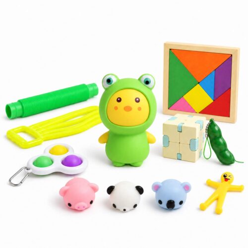 Set senzorial Primăvara, cele 11 jucării pe fundal alb: tub elastic, bandă galbenă, squishy în costum de broscuță, tangram din lemn, cub puzzle și mini figurine.
